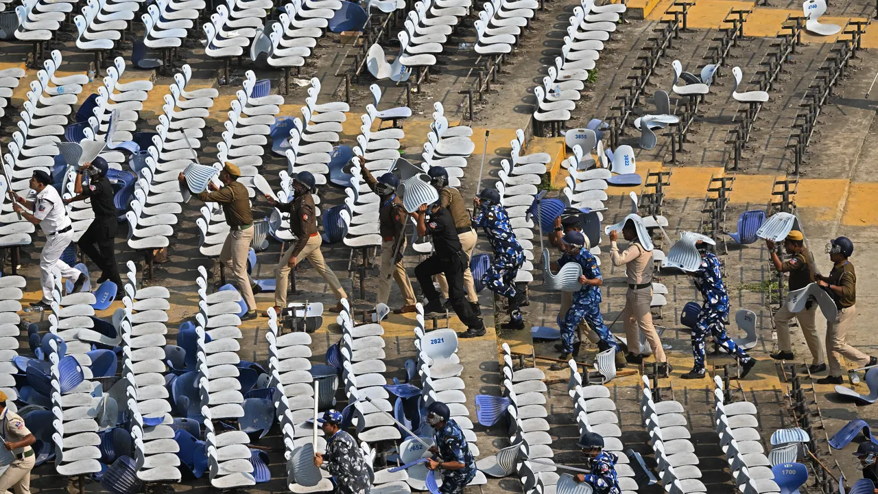 Messi'nin Hindistan turu olaylı başladı! Göremeyen hayranları sahaya şişe fırlattı, stadyuma zarar verdi