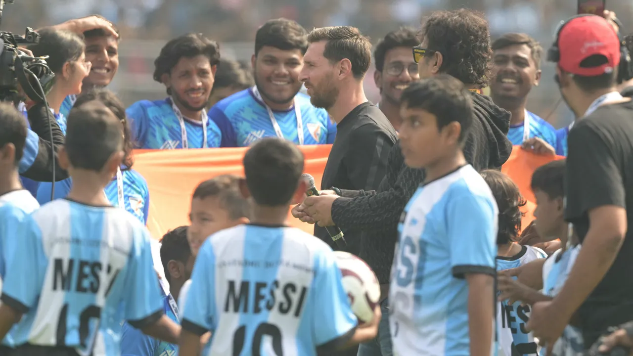 Messi'nin Hindistan turu olaylı başladı! Göremeyen hayranları sahaya şişe fırlattı, stadyuma zarar verdi
