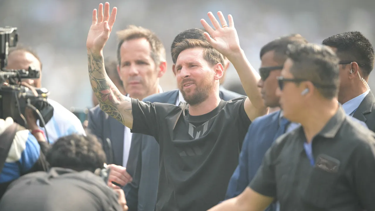 Messi'nin Hindistan turu olaylı başladı! Göremeyen hayranları sahaya şişe fırlattı, stadyuma zarar verdi