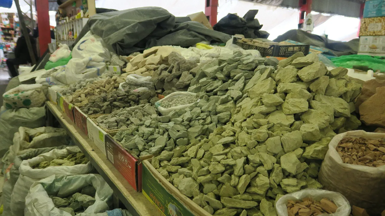 Mineral ve vitamin ihtiyaçlarını karşılayan toprak: Gulboto pazarlarda satılıyor