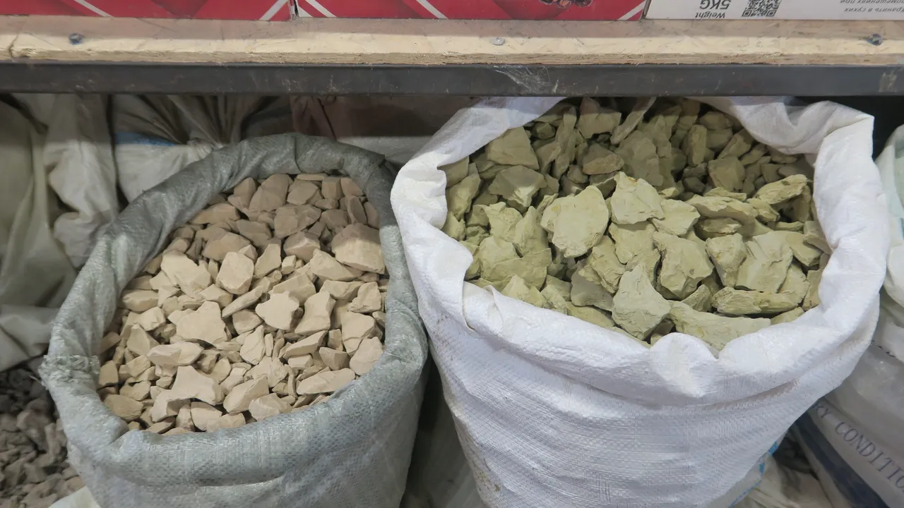 Mineral ve vitamin ihtiyaçlarını karşılayan toprak: Gulboto pazarlarda satılıyor