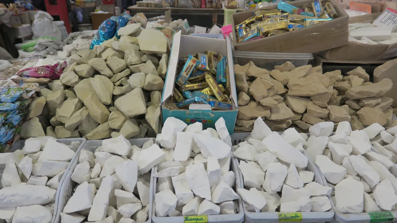 Mineral ve vitamin ihtiyaçlarını karşılayan toprak: Gulboto pazarlarda satılıyor