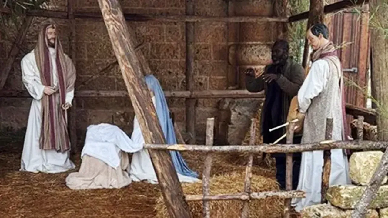 Polisten kaçmak için heykel oldu! Belediye başkanı son anda fark etti