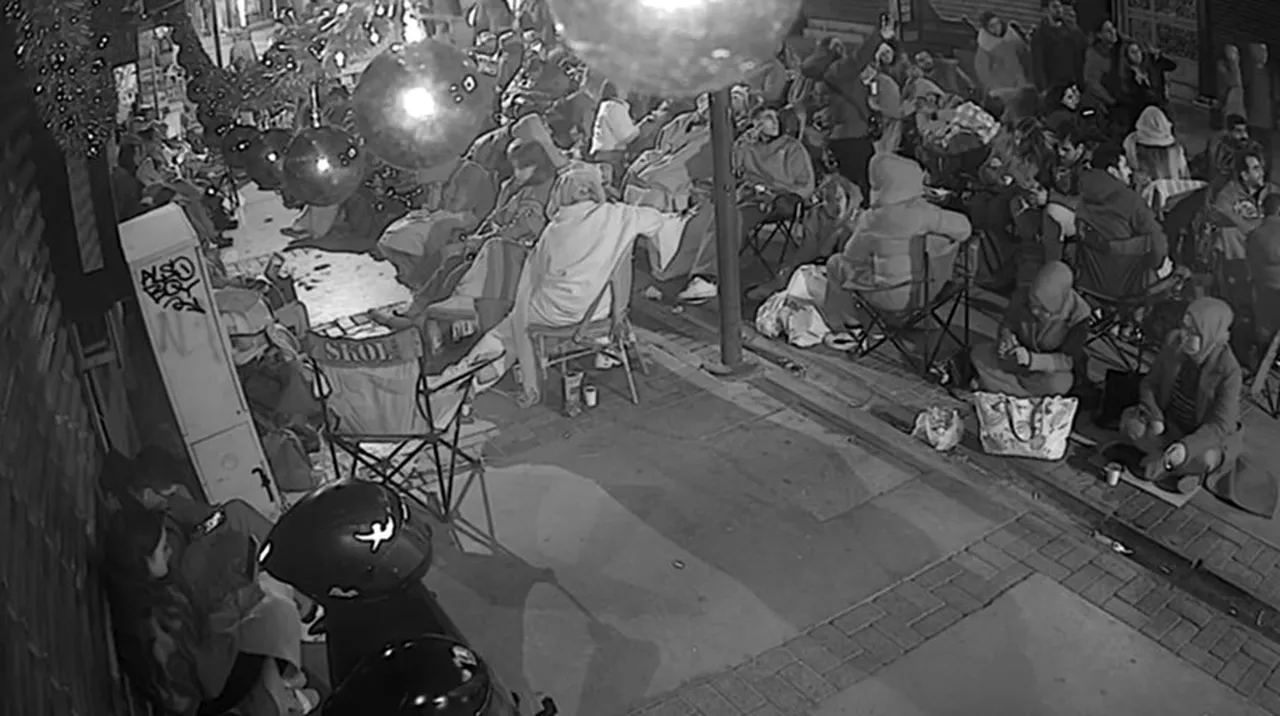 Sandalyelerde sabahladılar! İndirim için saatlerce nöbet tuttular