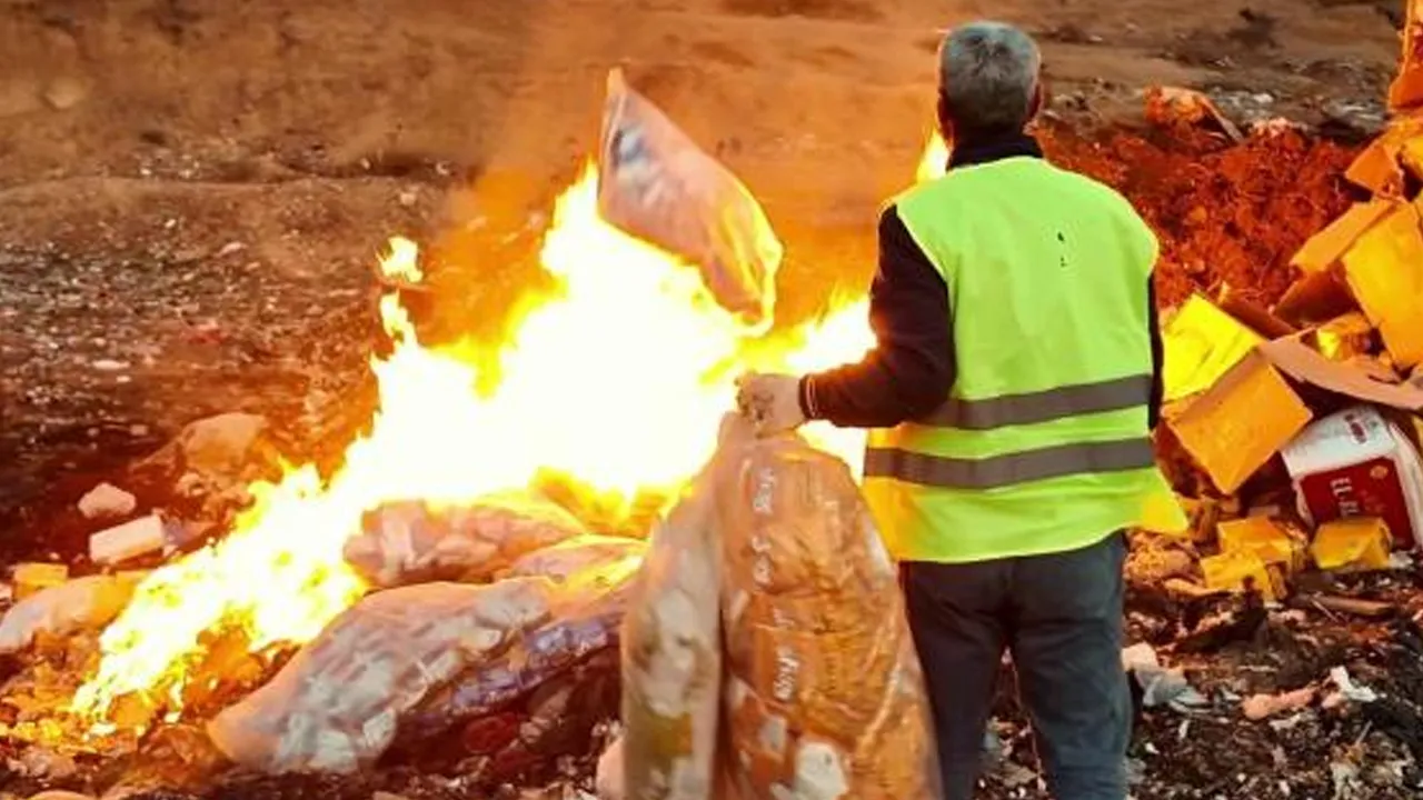 Vicdansızlar çocuklara yedireceklerdi! 2 ton cips, şekerleme ve çikolata imha edildi