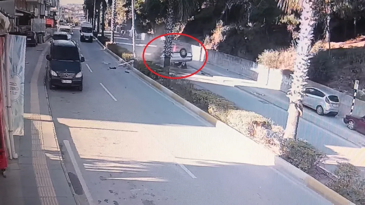 Virajı alamadı direğe çarpıp takla attı! Feci kaza kamerada