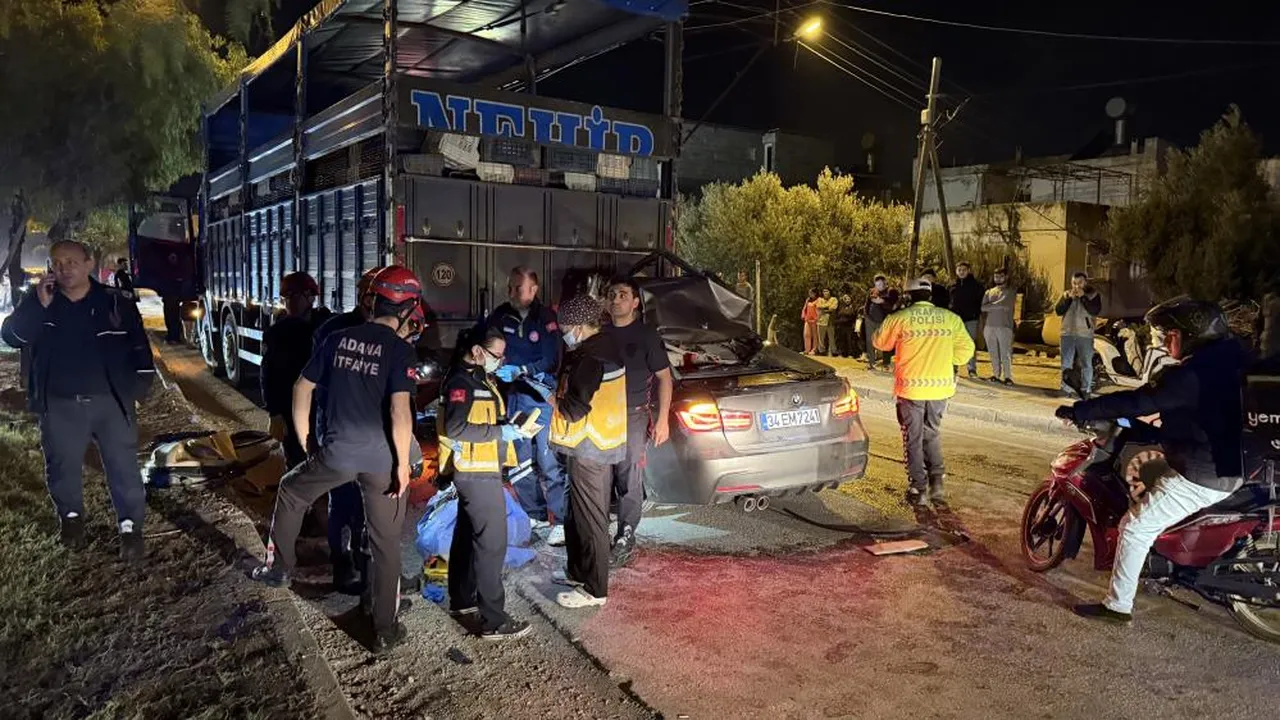 Adana'da kaza! Araba kamyona çarptı, ölü ve yaralılar var