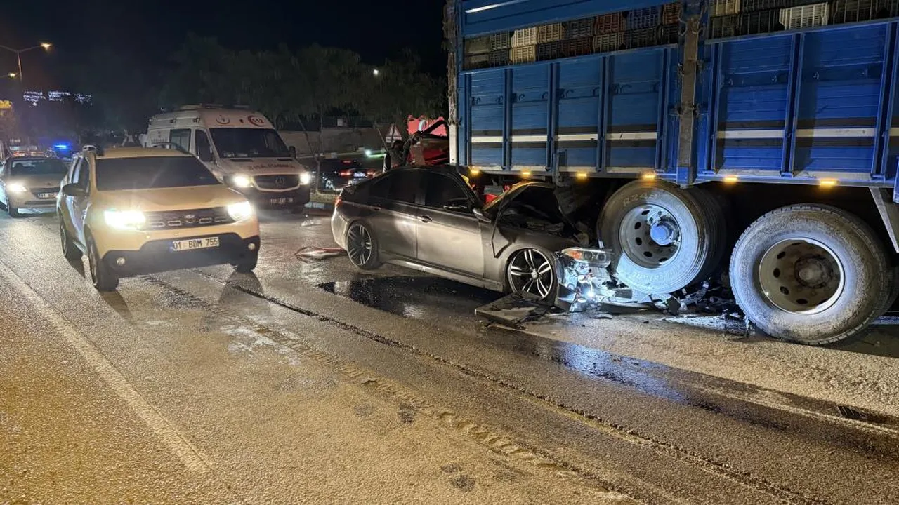 Adana'da kaza! Araba kamyona çarptı, ölü ve yaralılar var