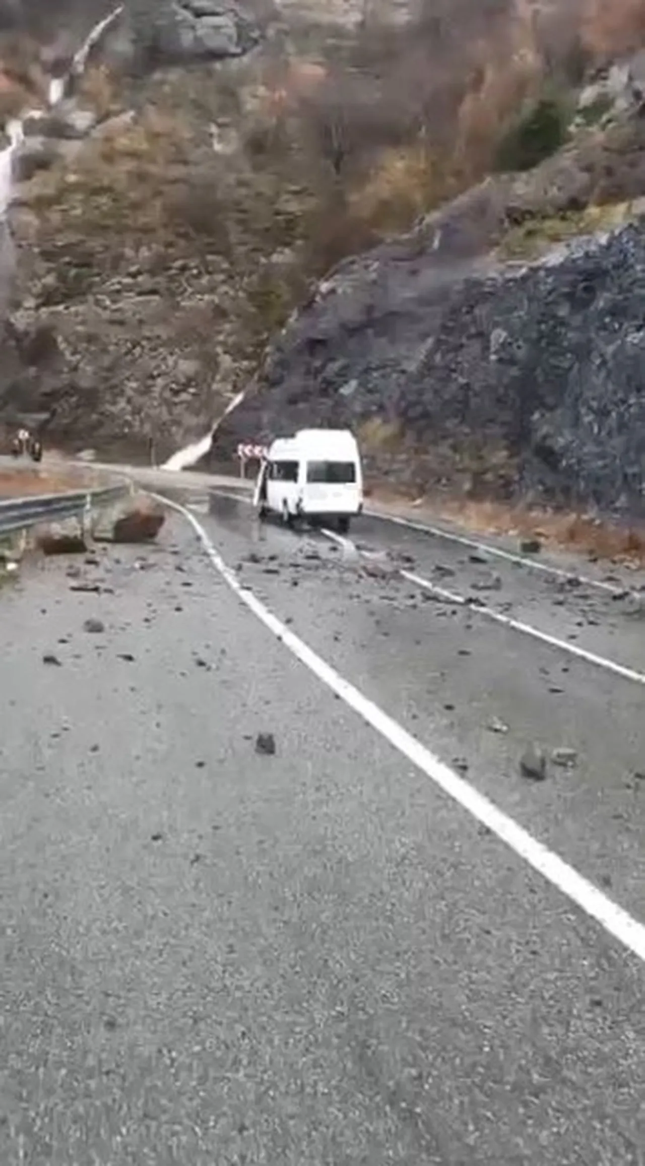 Dev kayalar minibüsün üzerine düştü
