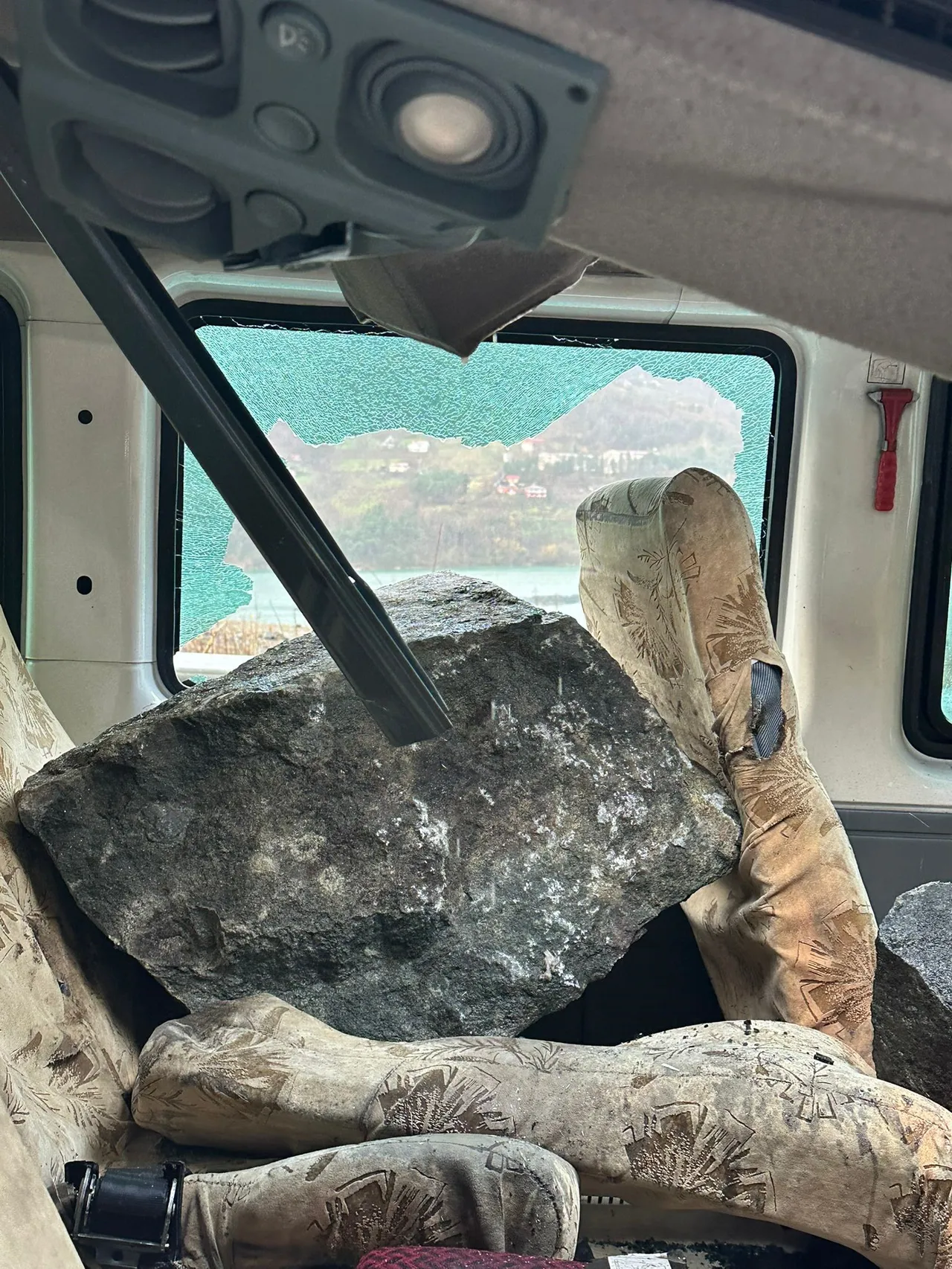 Kaya düşen minibüs kullanılamaz hale geldi