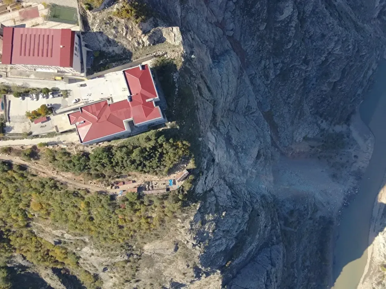 Artvin'de yamaçtan kopan kaya parçaları Çoruh Nehri'ne düşmüştü