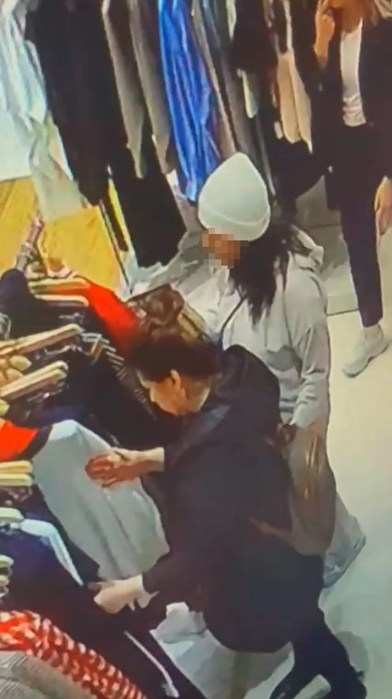 Alışveriş yapan kadınları hedef aldı