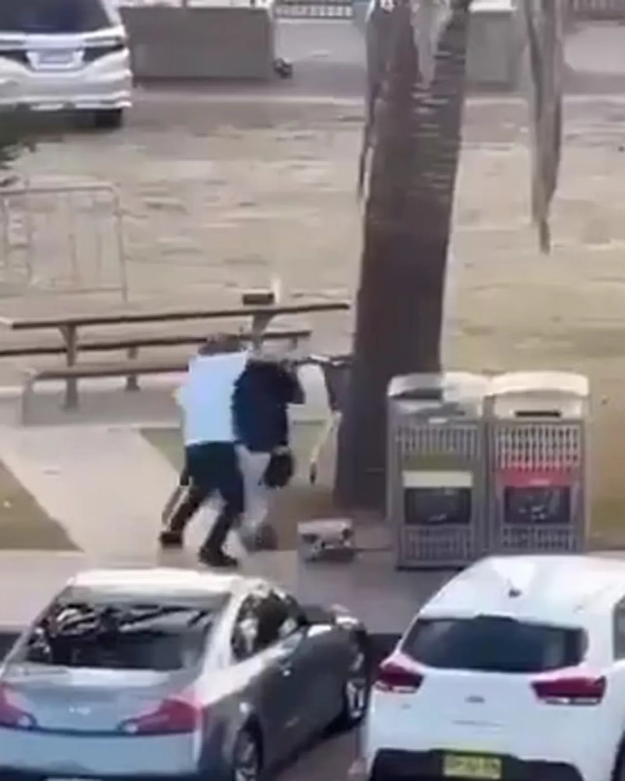 Hanuka kutlaması sırasında yaşanan silahlı saldırıya ilişkin ortaya çıkan görüntüler dünya gündemine oturdu. Sosyal medyada hızla yayılan videoda, bir sivilin silahlı saldırganın arkasına sessizce yaklaşarak tüfeğini aldığı anlar yer aldı.