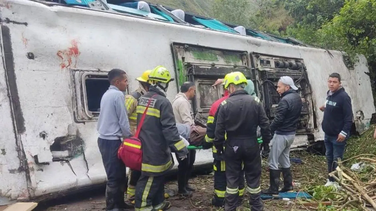 Gençleri taşıyan araç uçurumdan yuvarlandı! 16 ölü