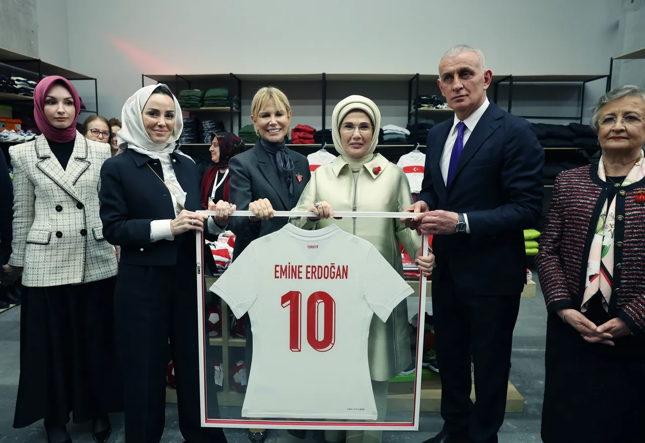 Her şey ihtiyaç sahipleri için! Emine Erdoğan dönüşüm pazarının açılışını yaptı