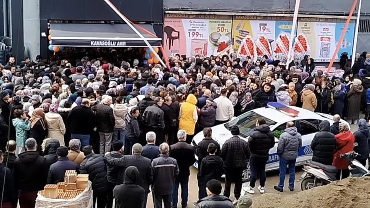 İndirim izdihama dönüştü, insanlar birbirine girdi!