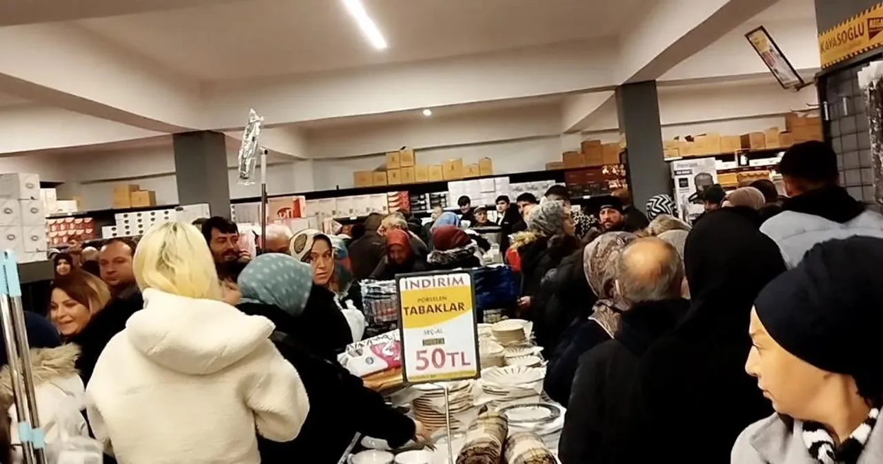İndirim izdihama dönüştü, insanlar birbirine girdi!