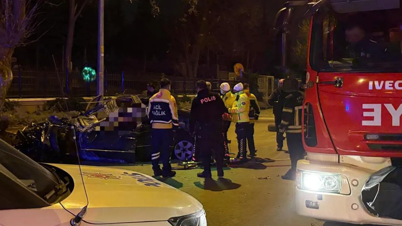 Kayseri’de kaldırıma çarpan araç hurdaya söndü: Sürücü öldü, yolcu yaralı