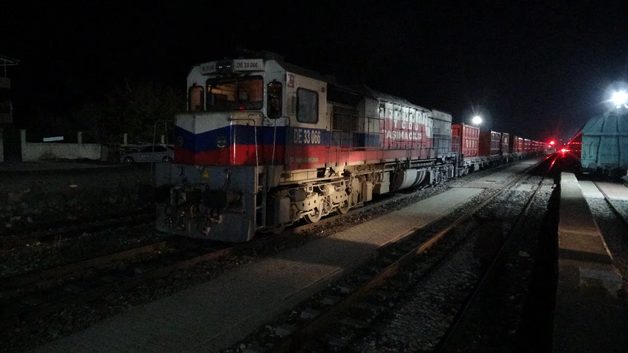 Malatya'da yük treni ile otomobil çarpıştı! Yaralılar var