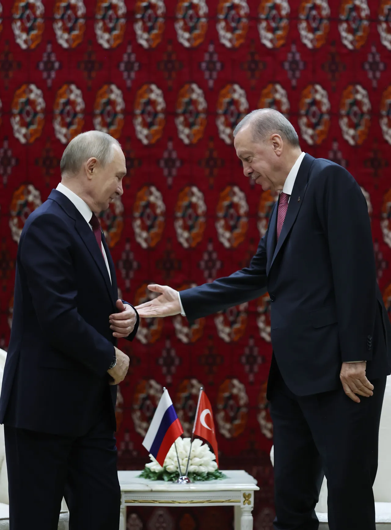 Cumhurbaşkanı Erdoğan, Aşkabat'ta Putin ile görüştü