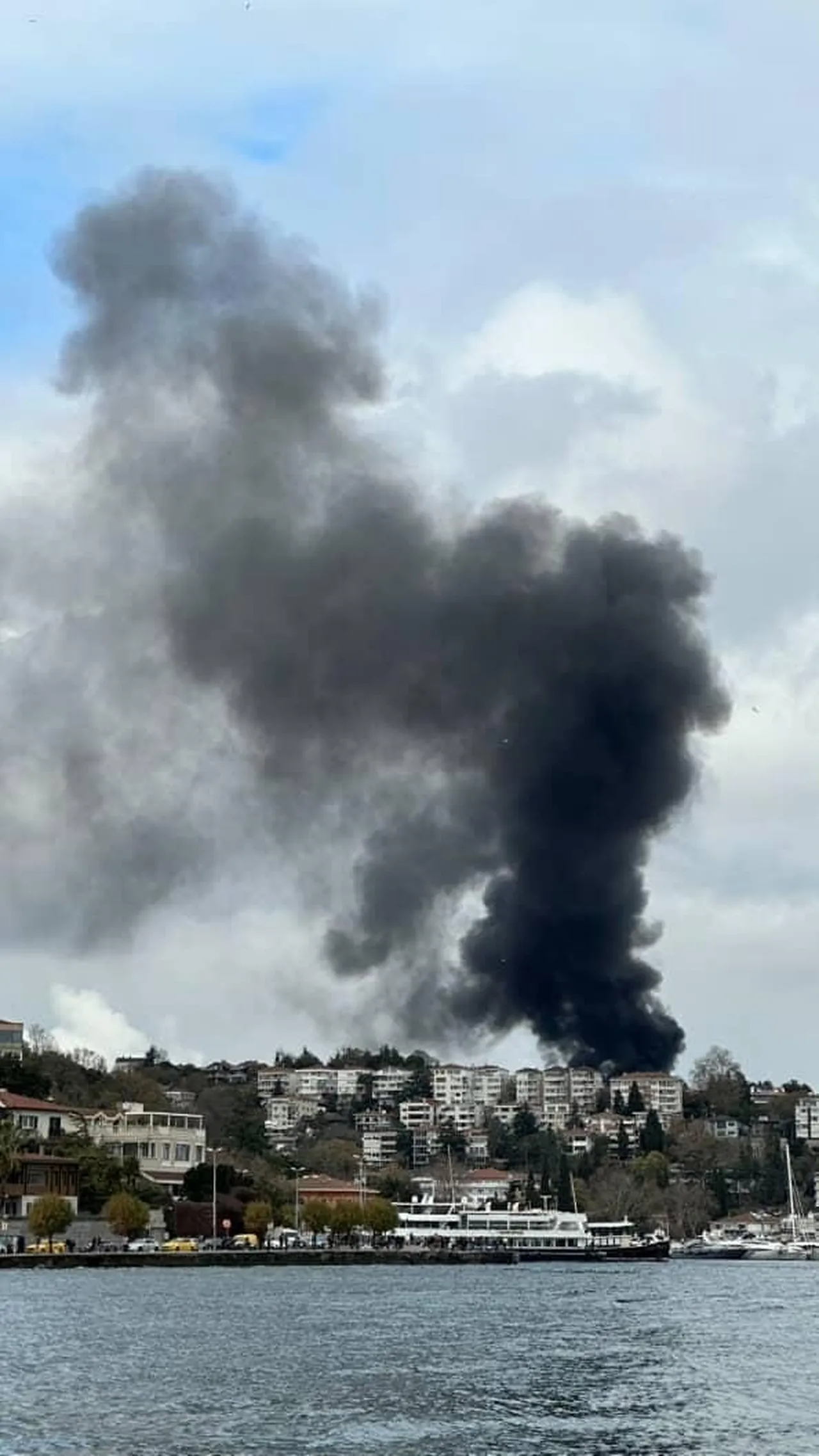 Oto tamirhanesinde çıkan yangın endişelendirdi