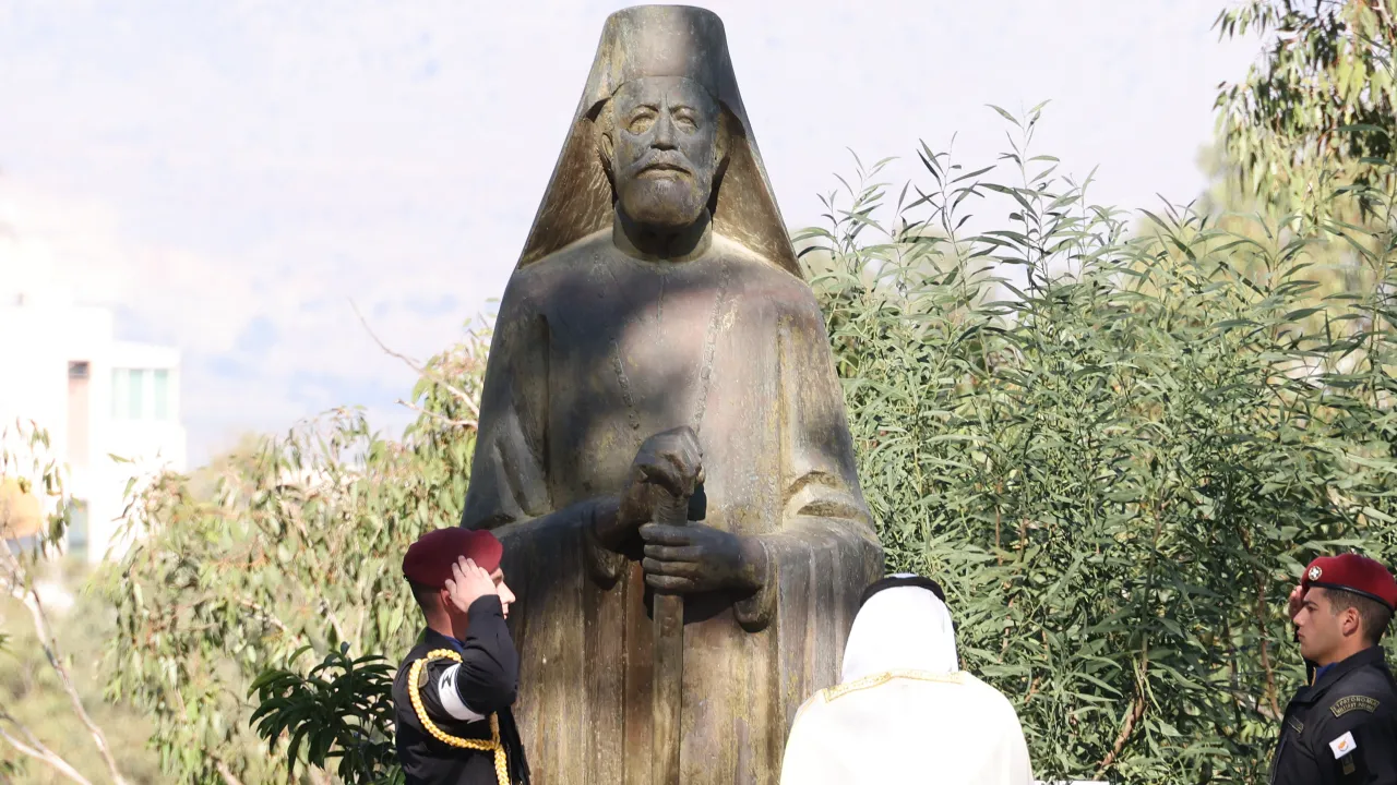 Skandal ziyaretin perde arkası! BAE Rumlara plan sundu! Al Nahyan Makarios’a saygı duruşunda bulundu