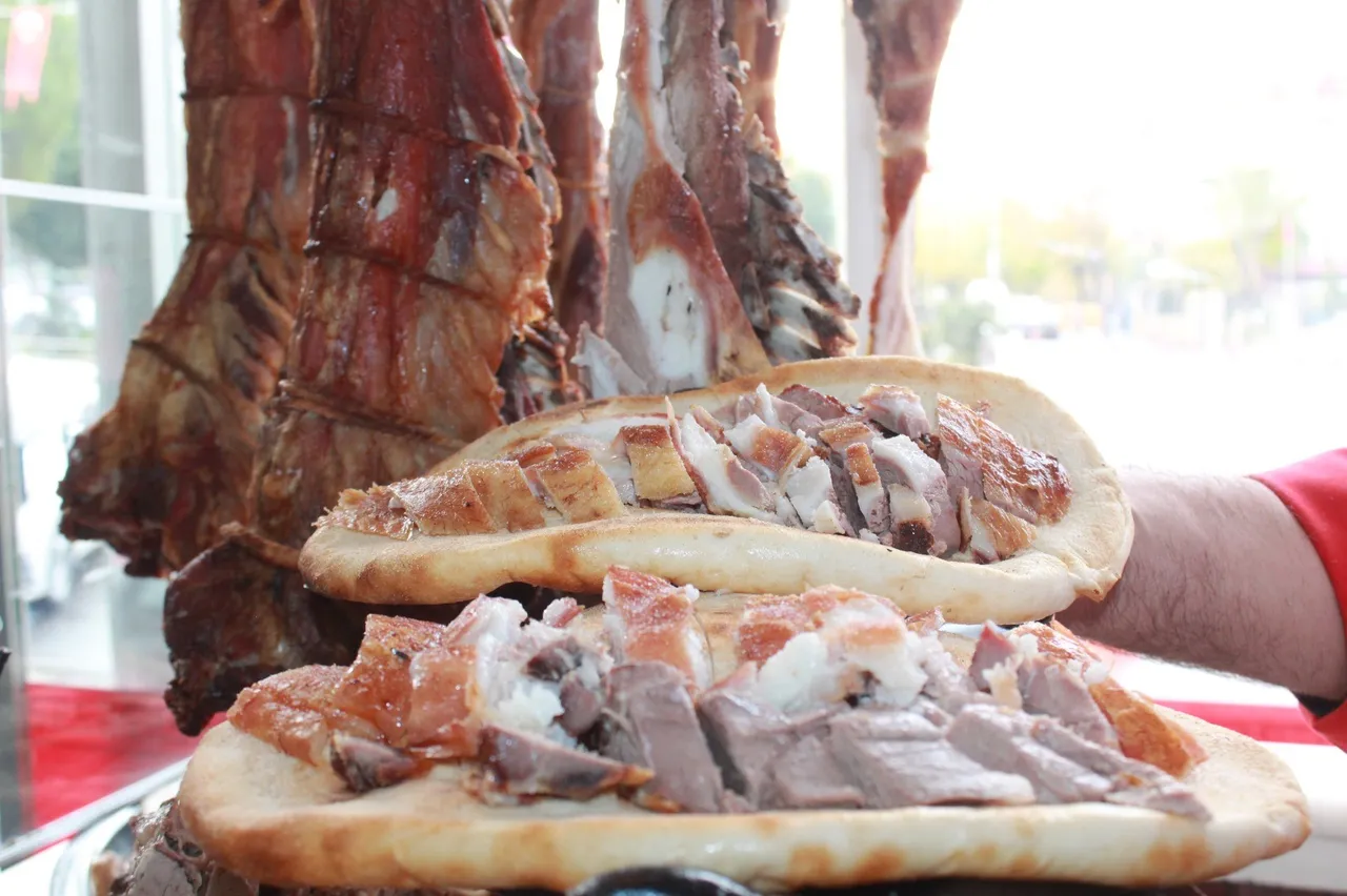 3 metrelik tandırda 2,5 saat pişiyor! Sabah 04.30'da tezgaha konuyor, gün ağarmadan tükeniyor