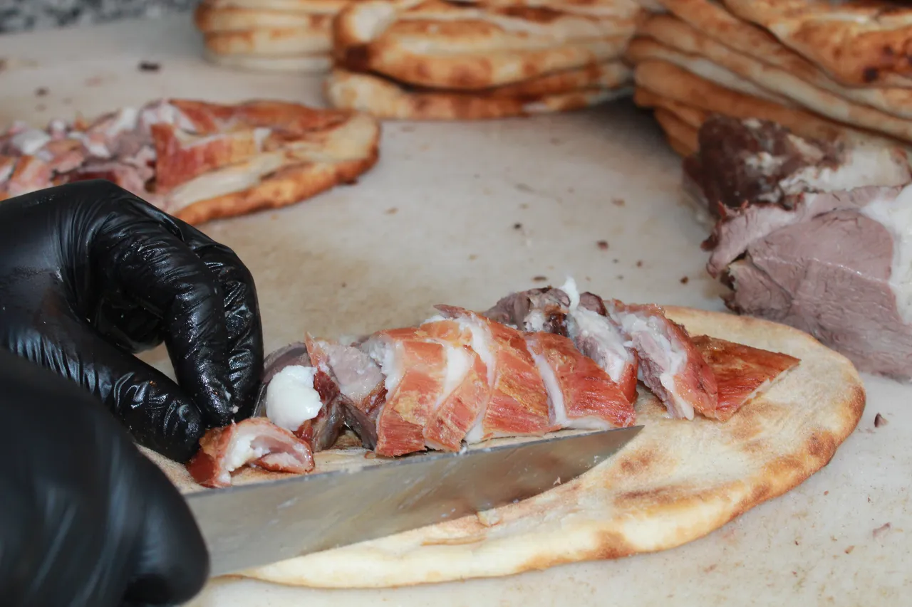 3 metrelik tandırda 2,5 saat pişiyor! Sabah 04.30'da tezgaha konuyor, gün ağarmadan tükeniyor