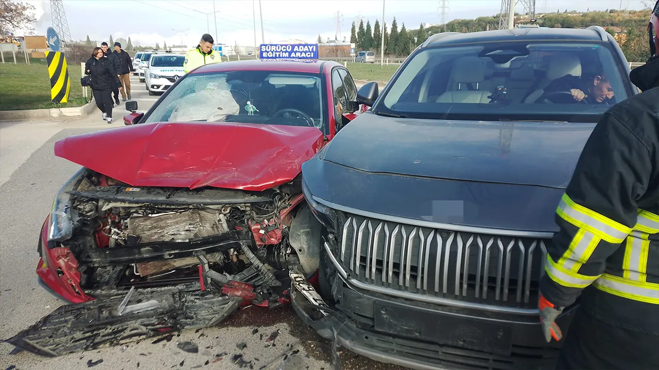 Aday sürücü direksiyon sınavında kabusu yaşattı: Komisyon üyeleri sağlam bindiği araçtan yaralı çıktı