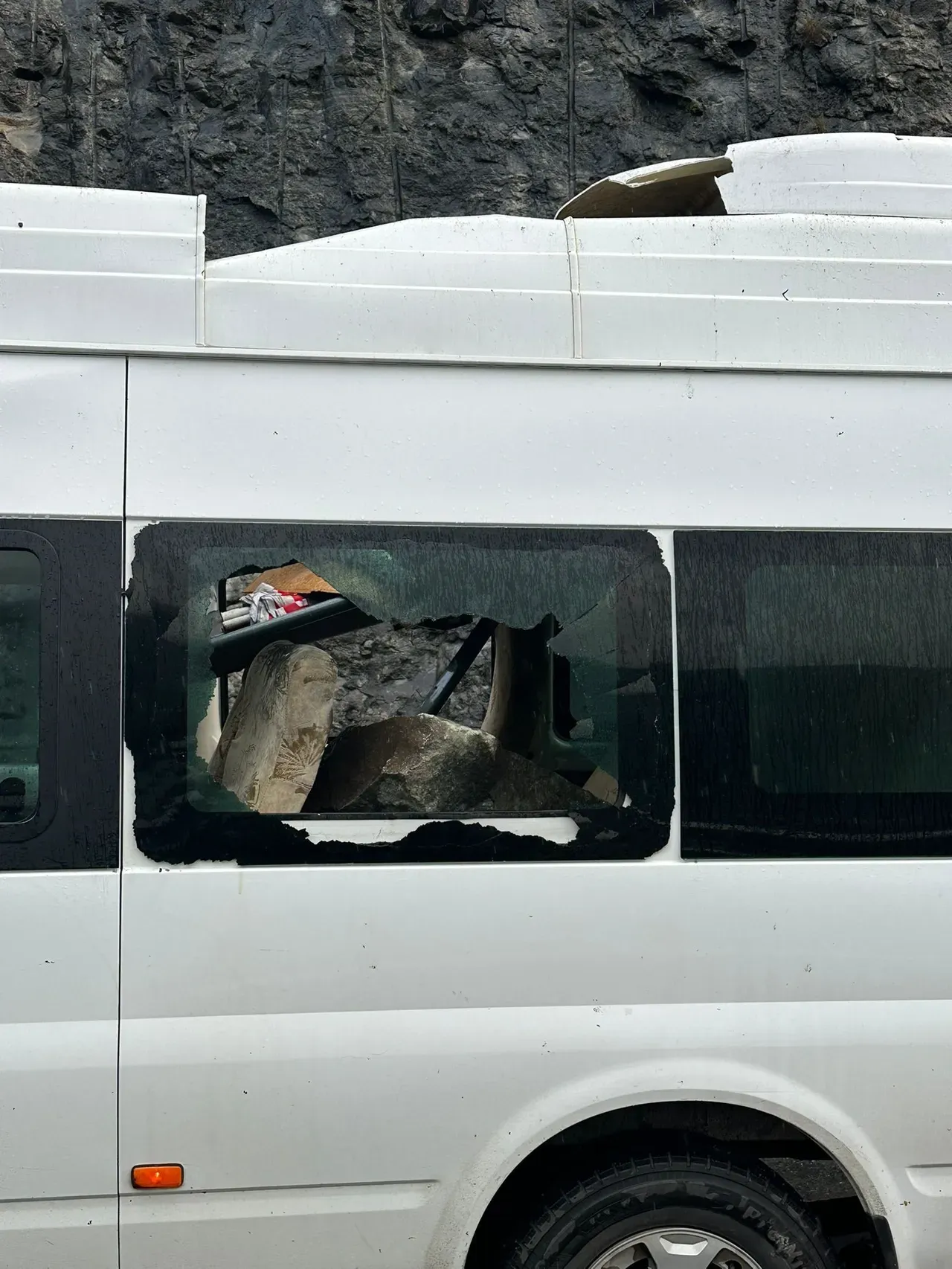Dev kayalar minibüsün tavanını delmişti