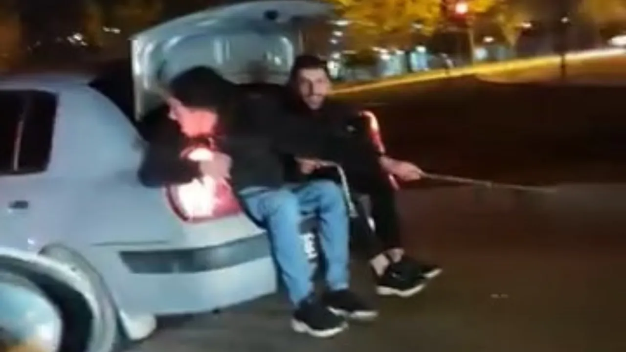 Bagaj kapağını açıp içine oturdular! Arızalı Tofaş'ı iple çektiler