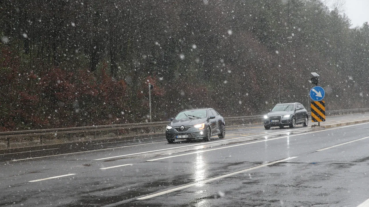 Bolu'da kar başladı! Sis görüş mesafesini düşürdü