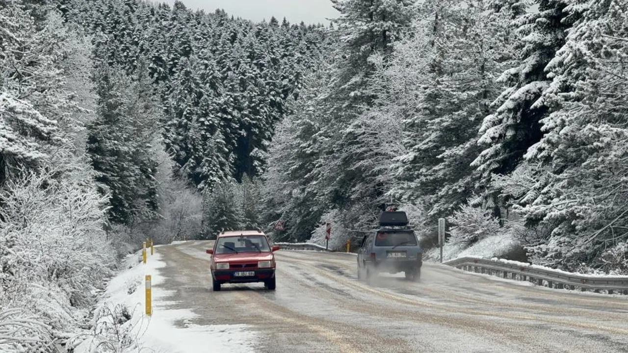 Bu yola giren sürücüler çıkmak istemiyor! Gören telefonuna sarılıyor, araçlar bekliyor