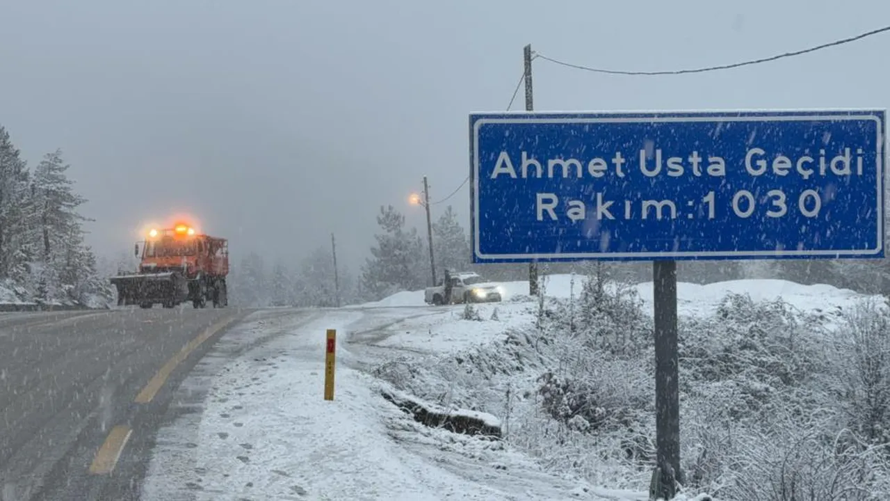 Bu yola giren sürücüler çıkmak istemiyor! Gören telefonuna sarılıyor, araçlar bekliyor