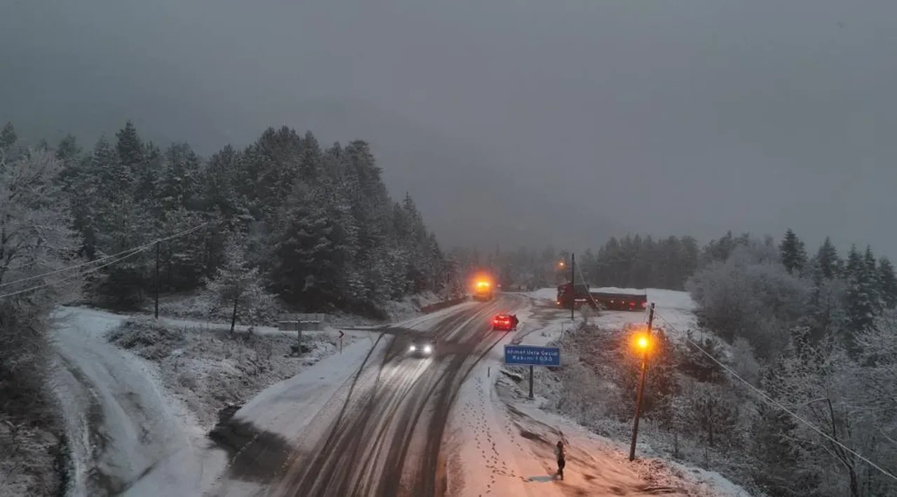 Bu yola giren sürücüler çıkmak istemiyor! Gören telefonuna sarılıyor, araçlar bekliyor