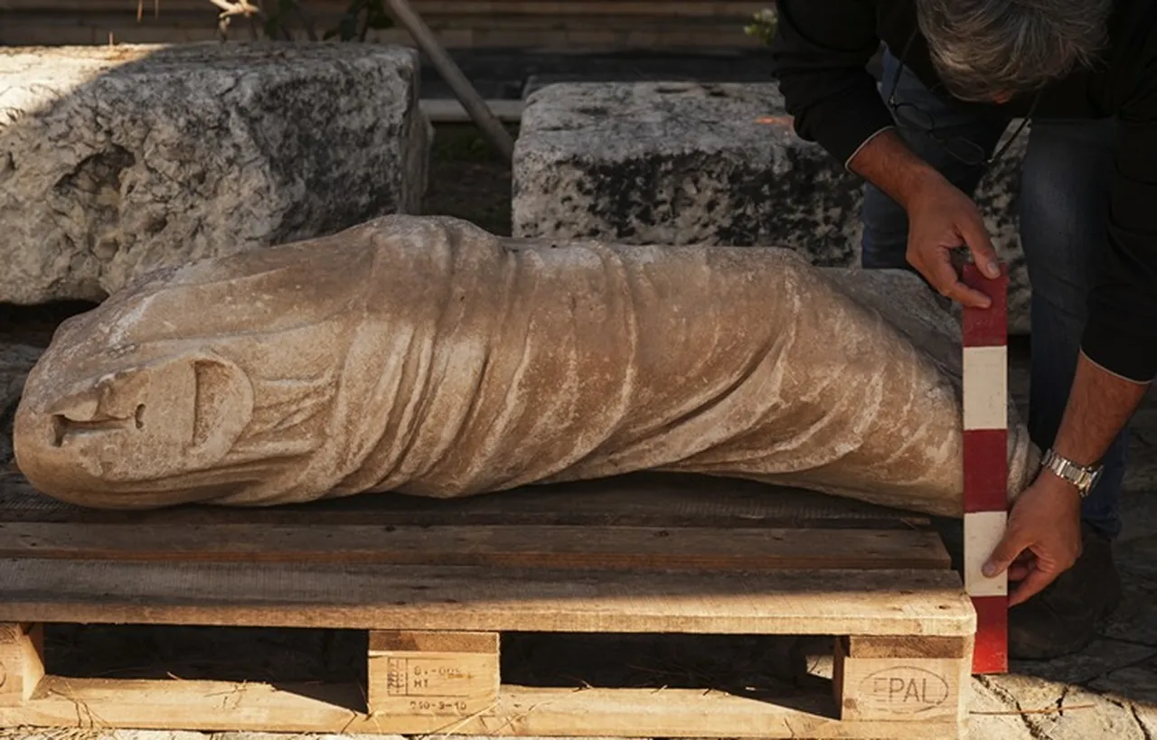 Keşifte bir de erkek heykeli bulundu