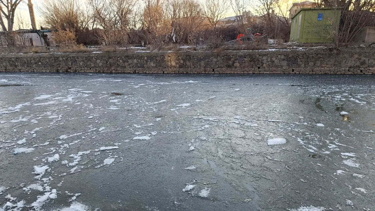 Eksi 15 dereceyi gördüler! Bir günde kentin ortasından geçen çay dondu