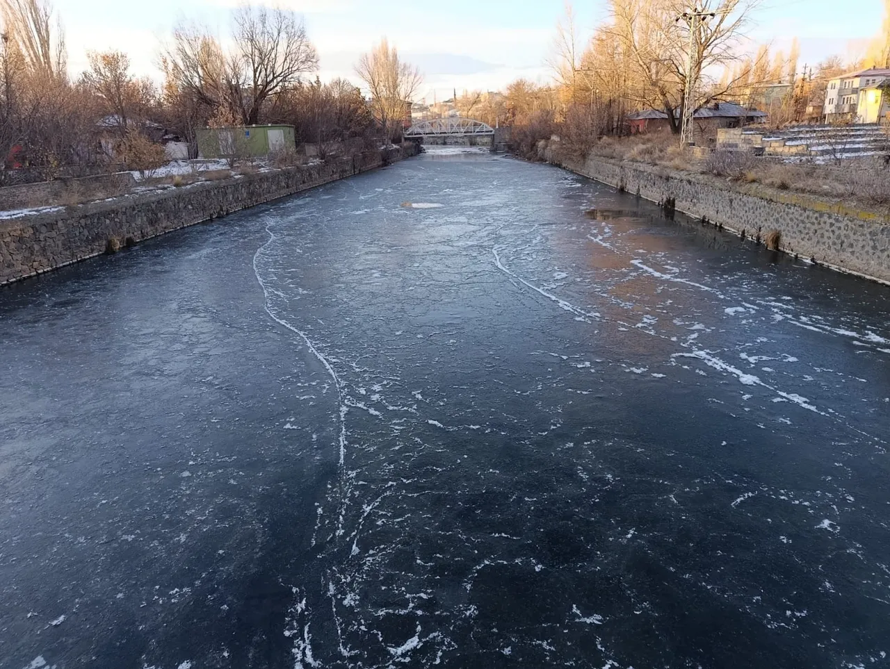 Eksi 15 dereceyi gördüler! Bir günde kentin ortasından geçen çay dondu