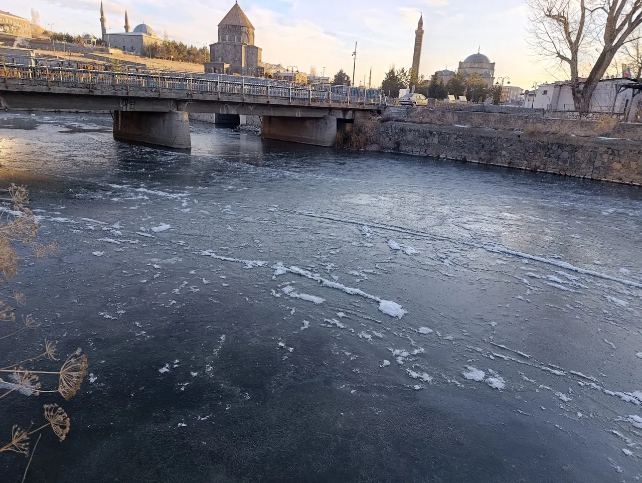 Eksi 15 dereceyi gördüler! Bir günde kentin ortasından geçen çay dondu