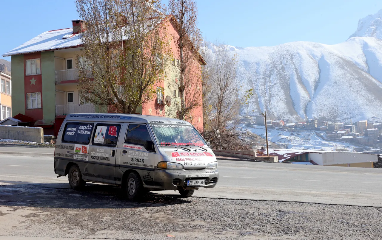 "Elmacı Dede" bu kez Hakkari'deki askerlere elma ve mandalina getirdi