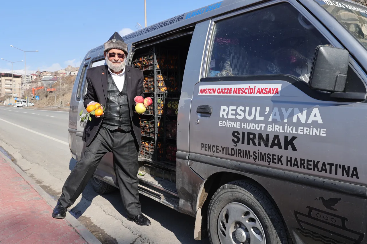 "Elmacı Dede" bu kez Hakkari'deki askerlere elma ve mandalina getirdi