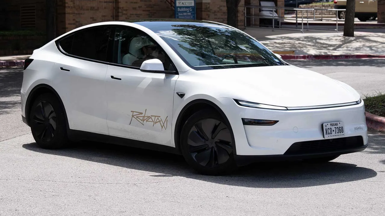 Elon Musk paylaştı: Sürücüsüz robotaksiler ilk kez güvenlik operatörü olmadan sokaklarda !