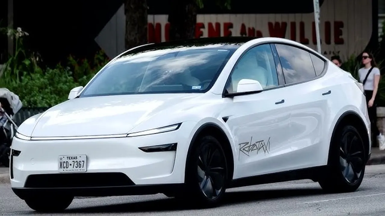 Elon Musk paylaştı: Sürücüsüz robotaksiler ilk kez güvenlik operatörü olmadan sokaklarda !