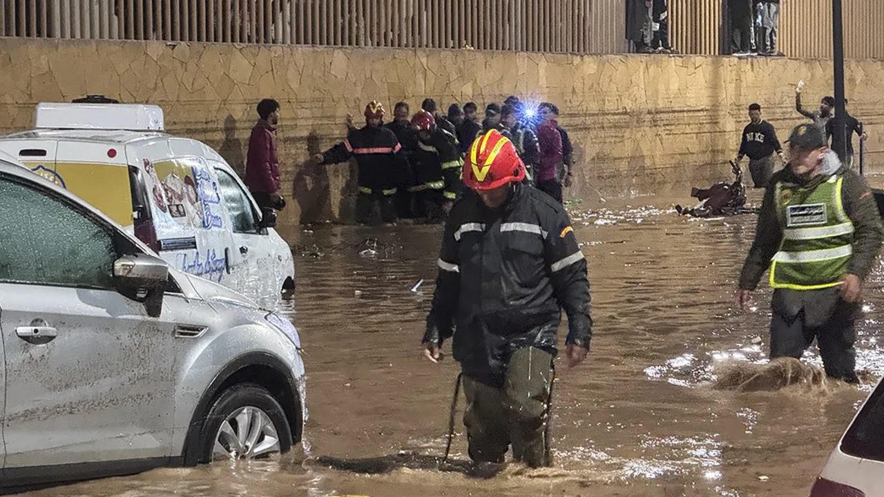 Fas'ta sel, kar ve fırtına hayatı felç etti! Çok sayıda can kaybı var