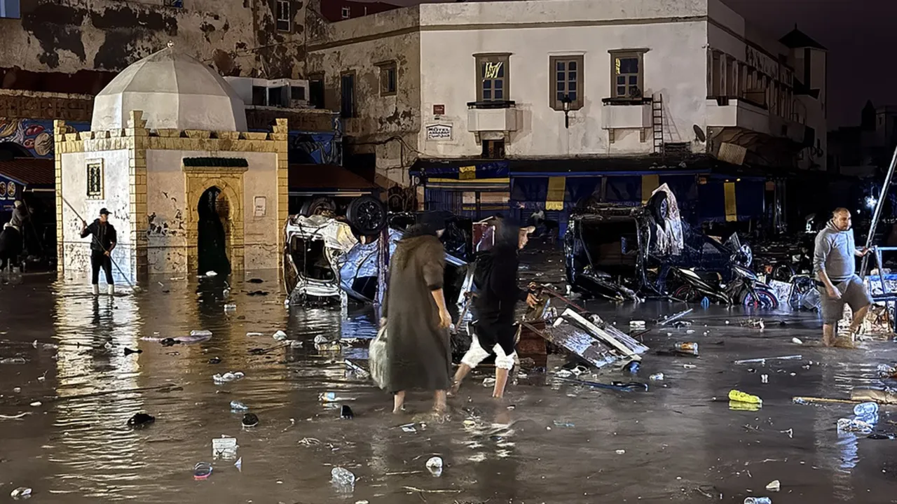 Fas'ta sel, kar ve fırtına hayatı felç etti! Çok sayıda can kaybı var