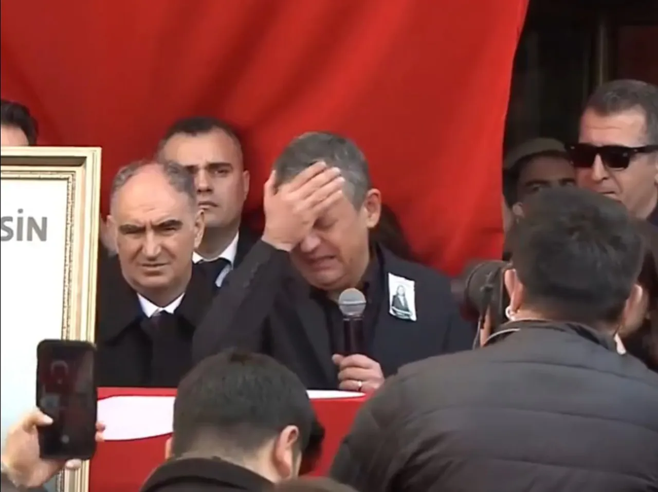 Gülşah Durbay'a son veda! Özgür Özel tabut başında gözyaşlarına boğuldu