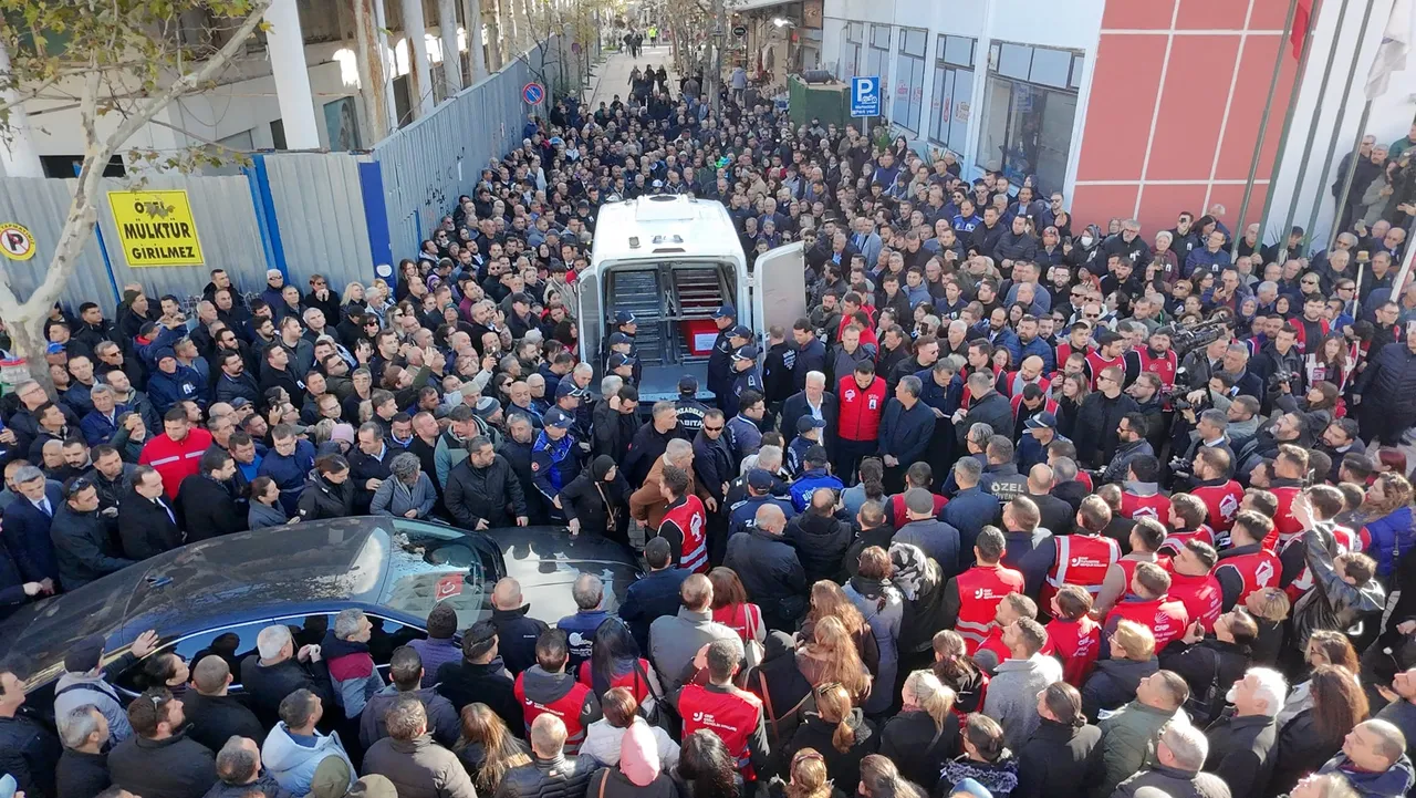 Gülşah Durbay'a son veda! Özgür Özel tabut başında gözyaşlarına boğuldu