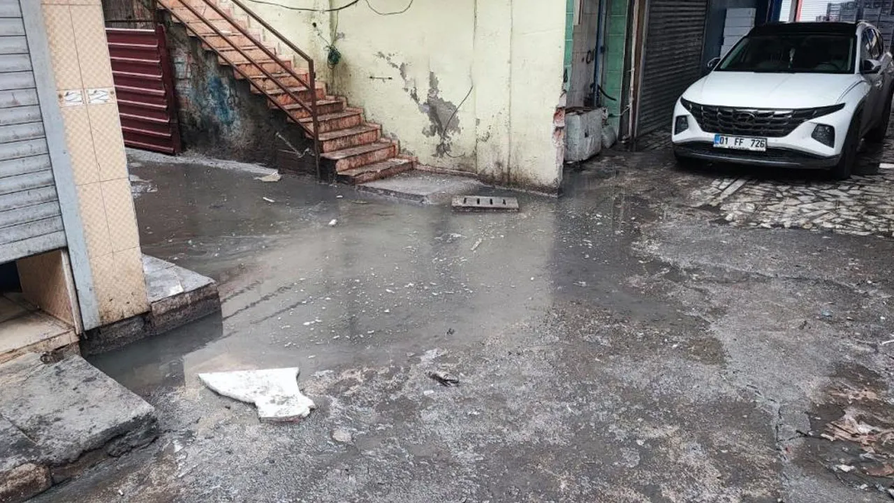 Kanalizasyon sorunu çözülemedi, esnaf isyan etti: Böyle giderse dükkanları kapatacağız