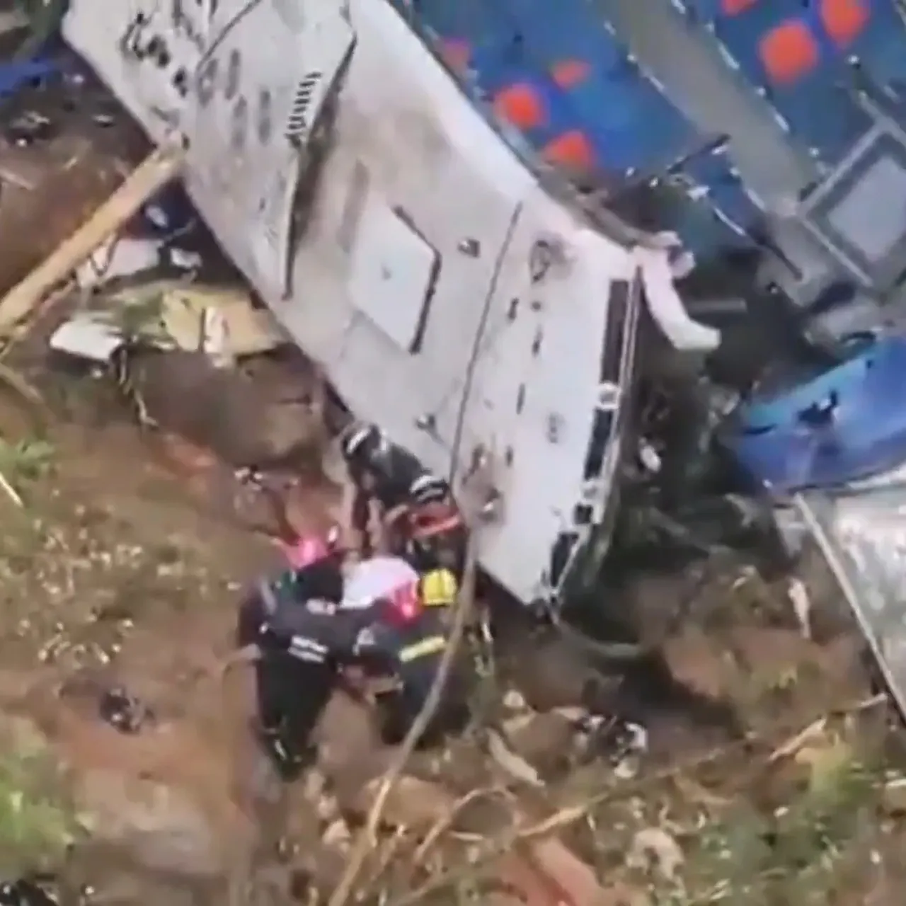 Kolombiyada korkunç kaza! Servis uçurumdan yuvarlandı, çok sayıda genç hayatını kaybetti