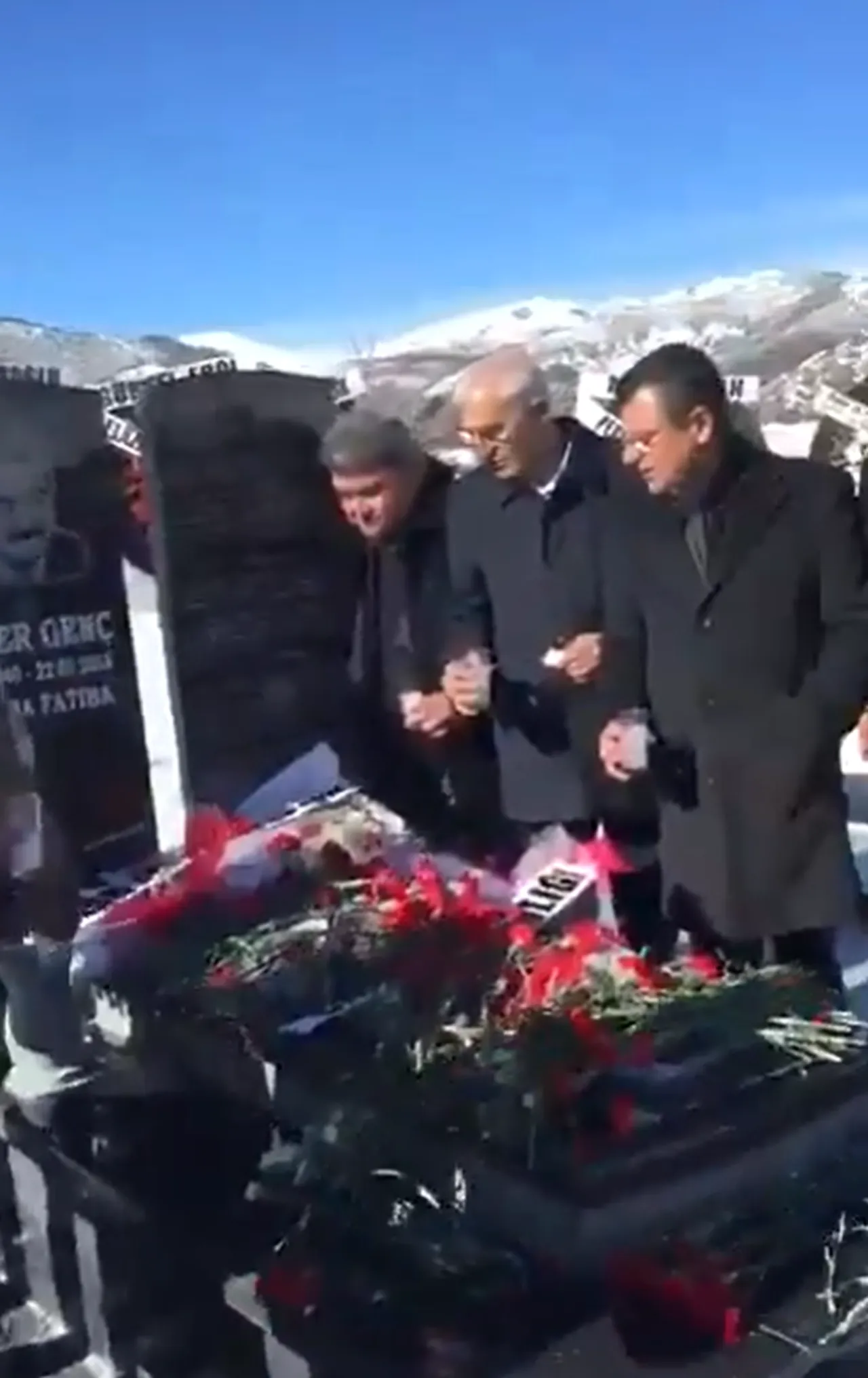 Özgür Özel ile Veli Ağbaba, Kamer Genç'in mezarında rakı içti